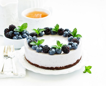 蓝莓芝士蛋糕无需烘烤，搭配蓝莓和黑莓..