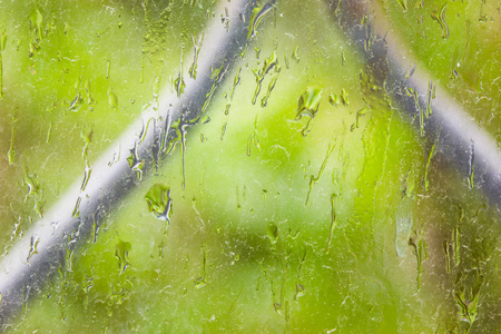 一滴雨水和脏玻璃