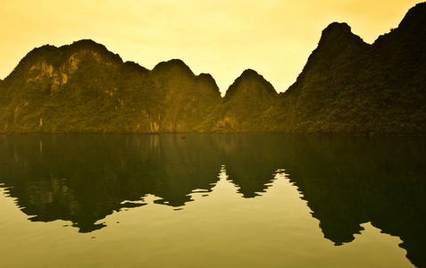 观察越南哈龙湾的景色