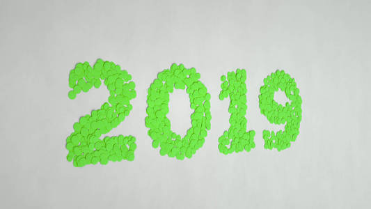 2019年数字由绿色纸屑在白色背景。2019年新年标志。3D绘图说明
