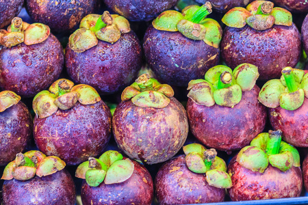 关闭有机紫芒果果实的纹理背景表面.照片