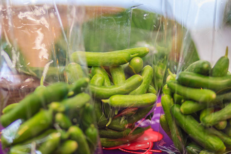 在塑料袋中虾有机荷兰黄瓜包装在塑料袋中,在泰国曼谷的新鲜市场出售.