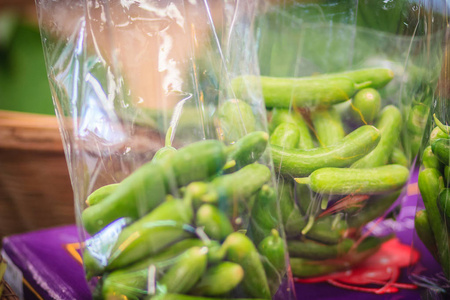 在塑料袋中虾有机荷兰黄瓜包装在塑料袋中,在泰国曼谷的新鲜市场出售.