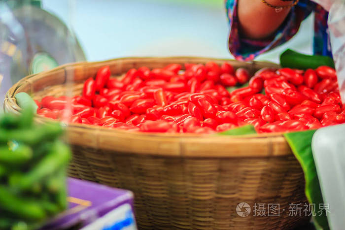 新鲜甜樱桃西红柿。 西拉福利和有机荷兰黄瓜包装在塑料袋中，在泰国曼谷的新鲜市场出售。