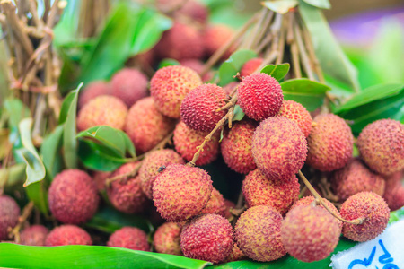 新鲜荔枝水果在新鲜市场出售.