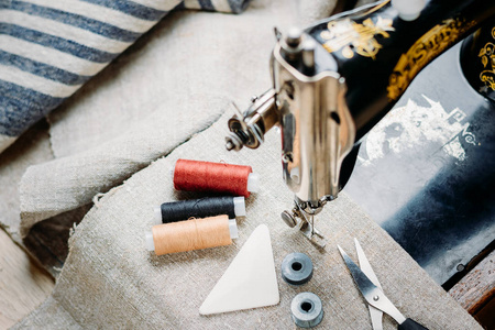 特写老式手工缝制机, 缝纫工具和配件