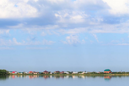 远处的天空云湖森林村图片