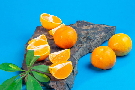 蓝色背景的多汁美味橘子图片