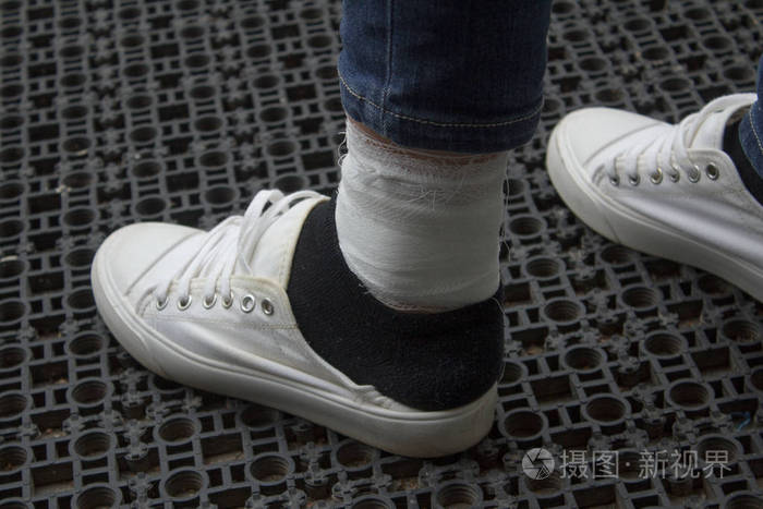 包扎女性腿在写的伤口止痛药