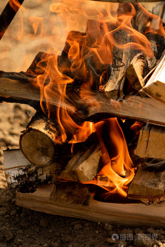 木柴把火关起来