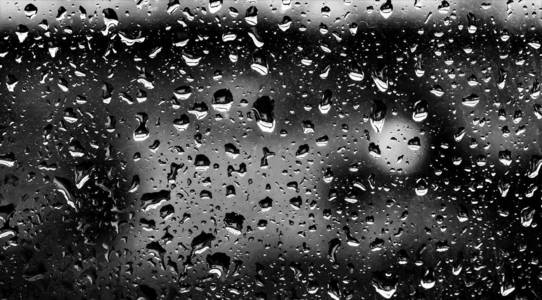 玻璃上的雨滴黑白照片