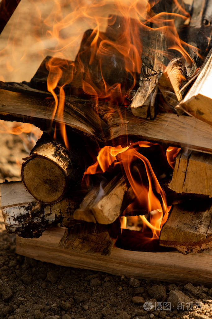 木柴把火关起来