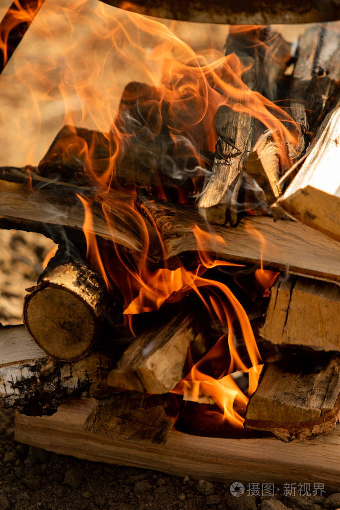 木柴把火关起来