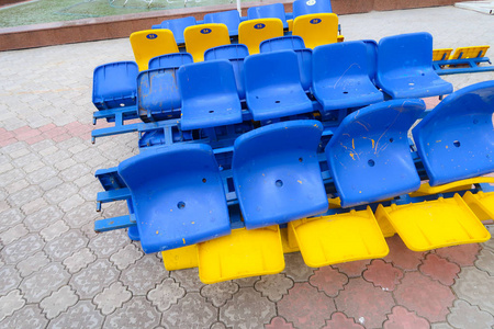 堆中体育场的塑料座椅