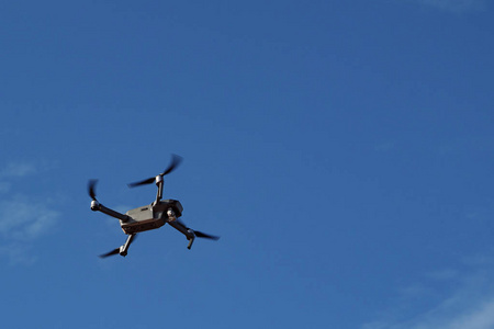 无人机四机与数码相机无人机盘旋在蓝天复制空间。