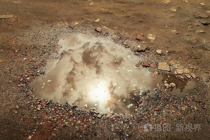 太阳在水坑里反射