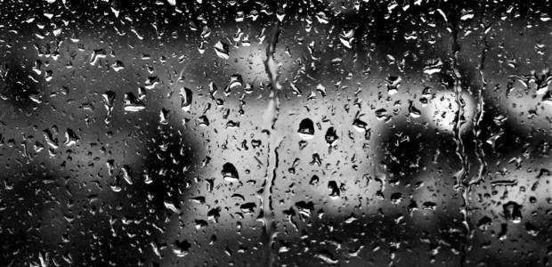 玻璃上的雨滴黑白照片