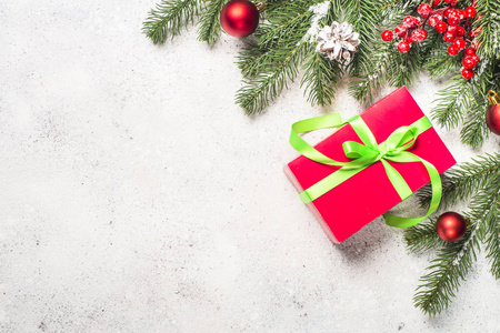 圣诞节背景与冷杉树, 礼物箱子和装饰在白色背景