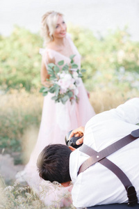 婚礼摄影师拍摄新娘和新郎的照片