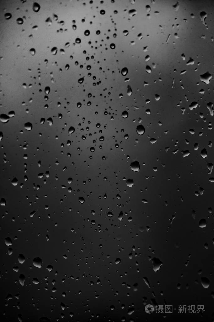 雨滴在黑暗的玻璃背景上照片 正版商用图片14ixtb 摄图新视界 雨滴在黑暗的玻璃背景上照片 正版商用图片14ixtb 摄图新视界