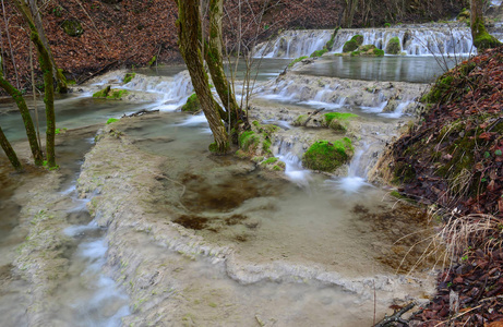 由石灰岩瀑布形成的几个小的大石池，清澈的绿松石水，大河卡尔纳塞尔维亚近景