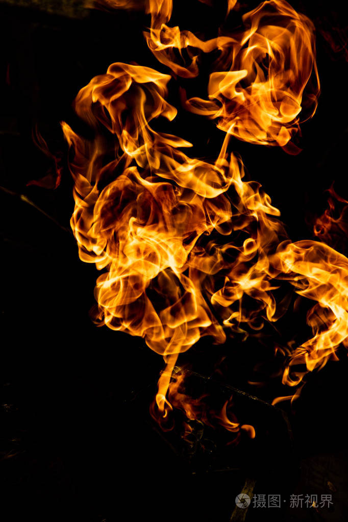 黑色背景上的火焰