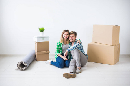 搬迁, 房地产和移动概念年轻的开朗夫妇搬入他们的新家