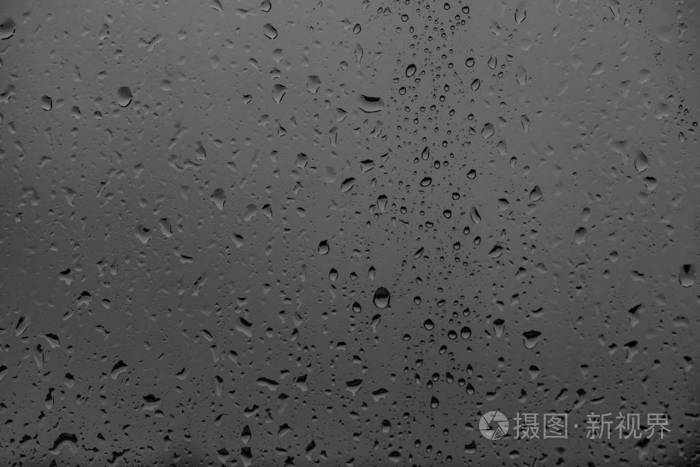 玻璃上的雨滴街道上的景色模糊不清