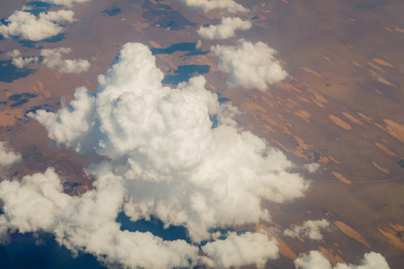 从飞机到地面的云视图图片
