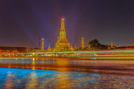 美丽的城市景观WatArun Rajwararam寺，从潮法拉河巡航和灯光显示夜间流行的旅游景点和城市的象征之一。