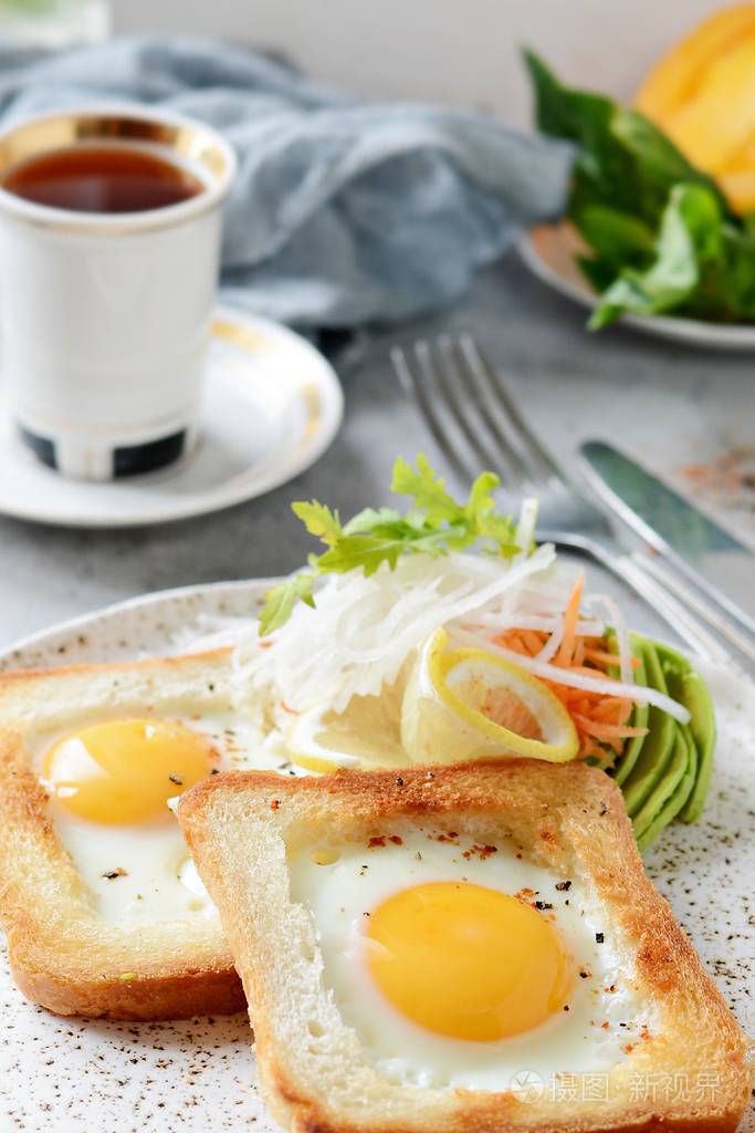 美国早餐在一个盘子里,煎鸡蛋和西红柿,新鲜的戴康胡萝卜,阿鲁古拉和