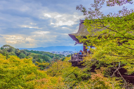 从Kiyomizu寺庙俯瞰京都城市，背景是戏剧性的多云天空。