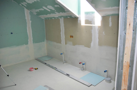 阁楼浴室与天窗正在建设与干墙胶带。