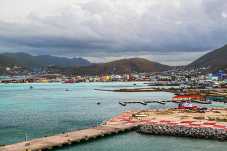 游轮和贸易港在圣马丁岛附近的大海湾。