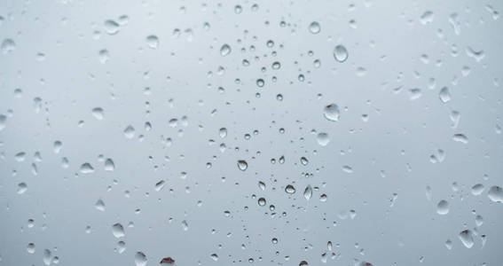 玻璃背景上的雨滴