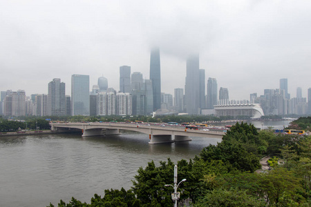 有摩天大楼的现代城市。 城市建了一座跨河的桥，在桥上驾驶汽车。 商业中心的高塔。 建筑的现代建筑。