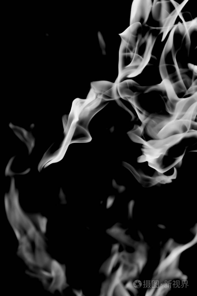 黑色背景上的白色烟雾火焰