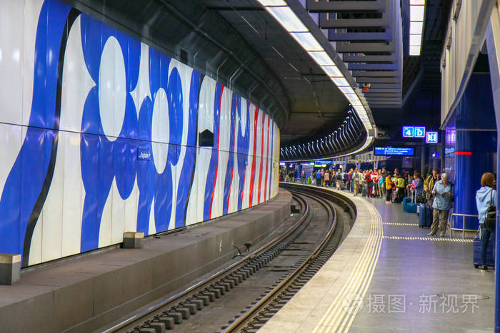 瑞士苏黎世2008年10月,地铁站台上的乘客来到苏黎世总站