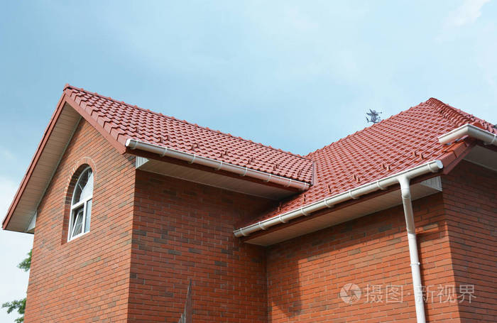 雨水沟管道系统关闭阁楼砖房与粘土屋顶瓷砖和塑料屋顶排水沟很恶心