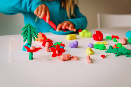 小朋友玩泥很脏图片