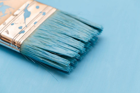 用油漆刷用蓝色油漆在木表面染色