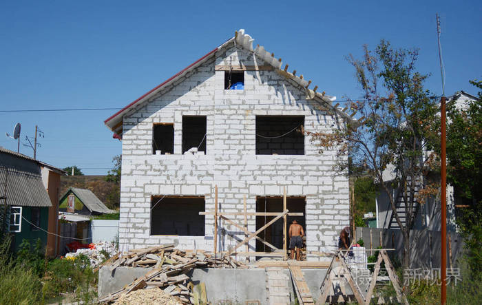 由加气混凝土砌块和建筑承包商建造房屋建筑