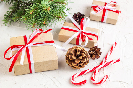 圣诞节或新年装饰背景与松果，冷杉树枝，礼品盒和糖果罐。