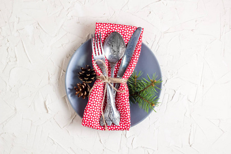 圣诞菜单背景与叉子刀巾和杉树早午餐在白色桌子上。 复制空间顶部视图。
