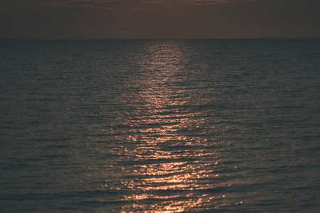 夕阳下的红饱和色彩在波罗的海上空，平静的海水和太阳反射在爱沙尼亚，老式的旧电影看起来。