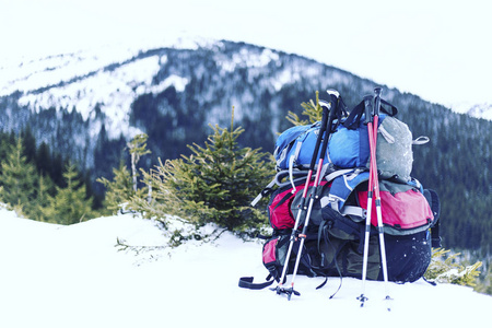 冬天在山上徒步旅行，用雪鞋搭帐篷。