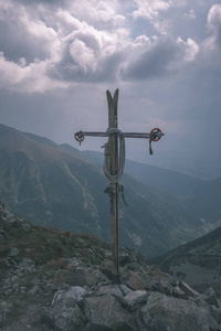 从斯洛伐克塔特拉山上的班尼科夫峰上的山景全景，岩石景观和徒步旅行者的影子在明亮的日子里，风暴云接近老式的旧电影的外观。