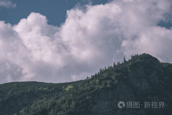 秋天多云天气下的西卡帕塔山顶