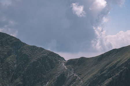 美丽的岩石山顶，秋季在斯洛伐克塔特拉西部喀尔巴阡山，蓝天和晚草在山上。 光天化日之下的空岩石远地平线冒险