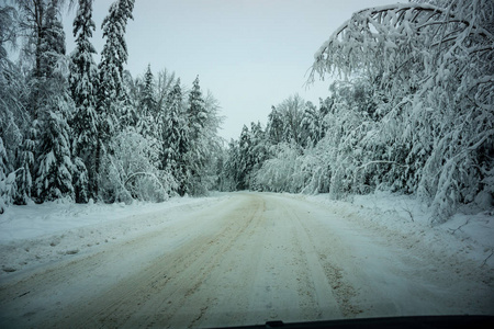 冬天的乡村雪和冰覆盖的路上有轮胎痕迹